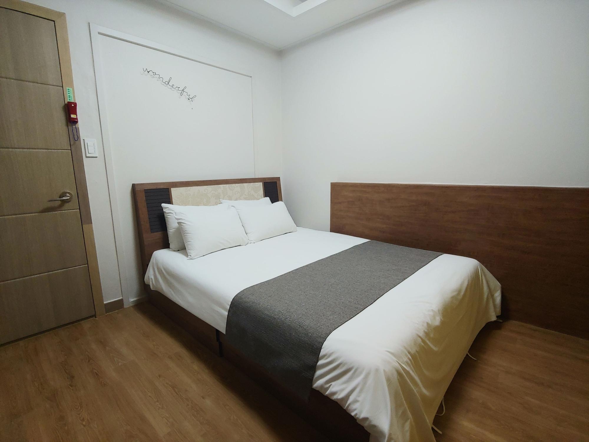 Gallery Hotel Bnb Jeju Exterior photo