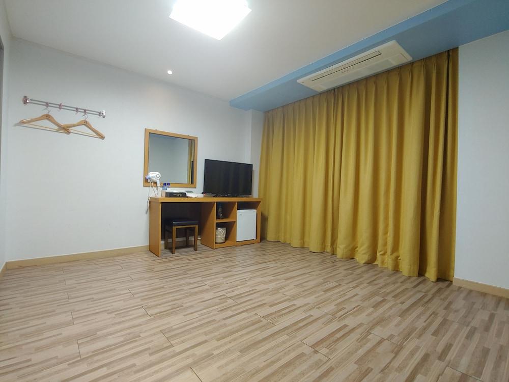 Gallery Hotel Bnb Jeju Exterior photo