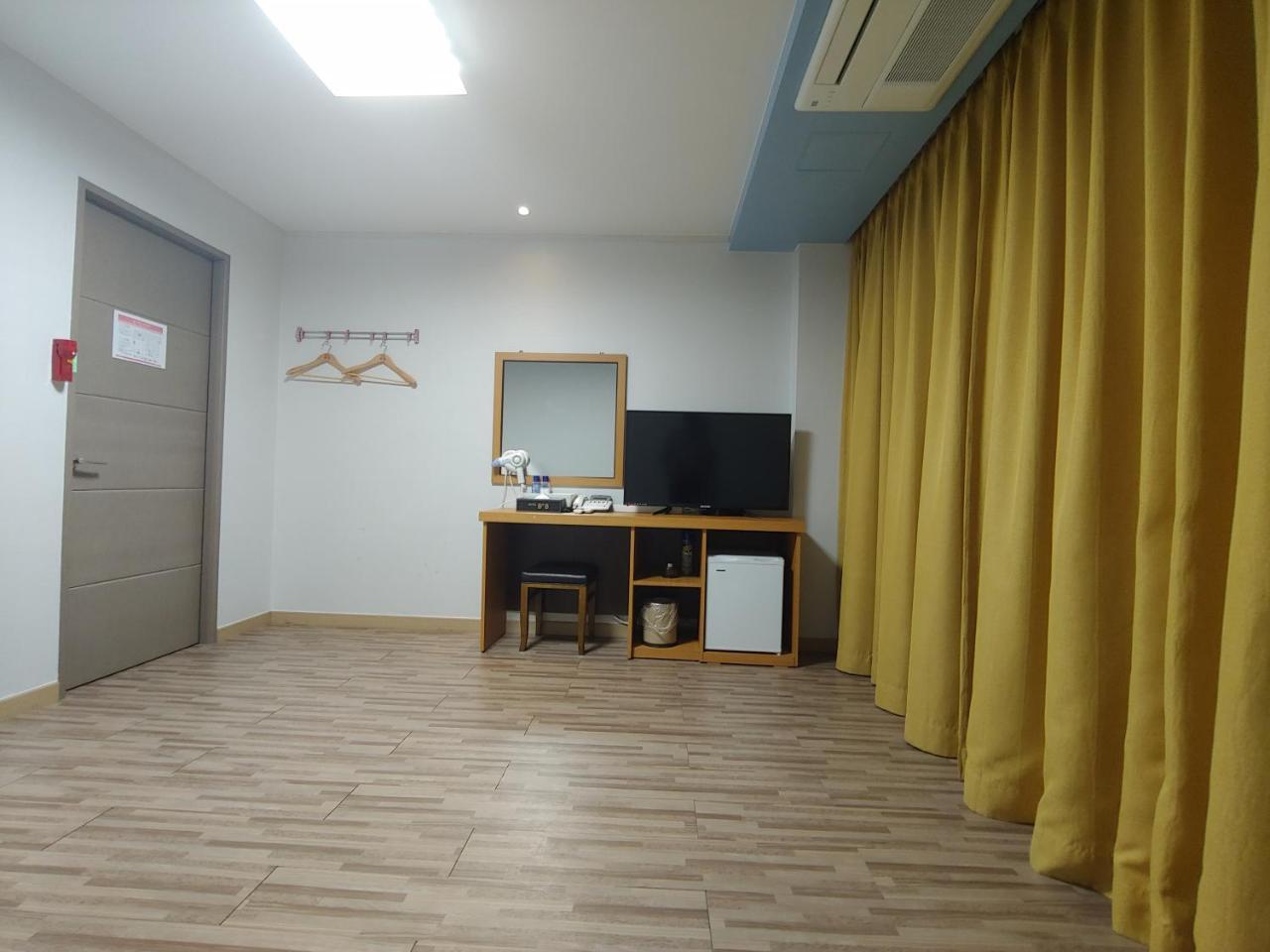 Gallery Hotel Bnb Jeju Exterior photo